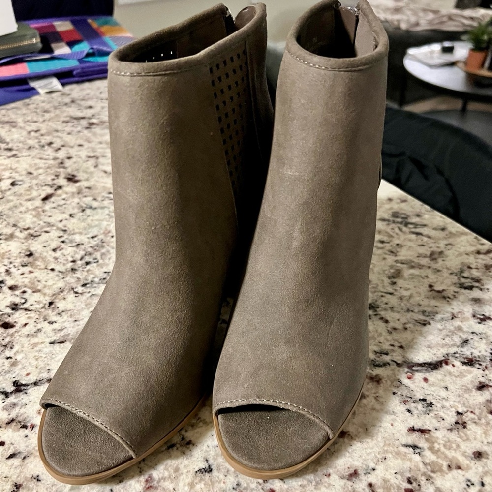 Jasmin Women's Peep Toe Ankle Boots Taupe Faux Suede Size 7